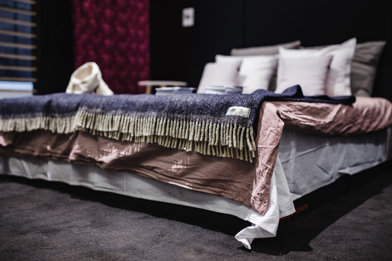 Luxul a devenit mai accesibil: cat costa o cuvertura de pat eleganta?